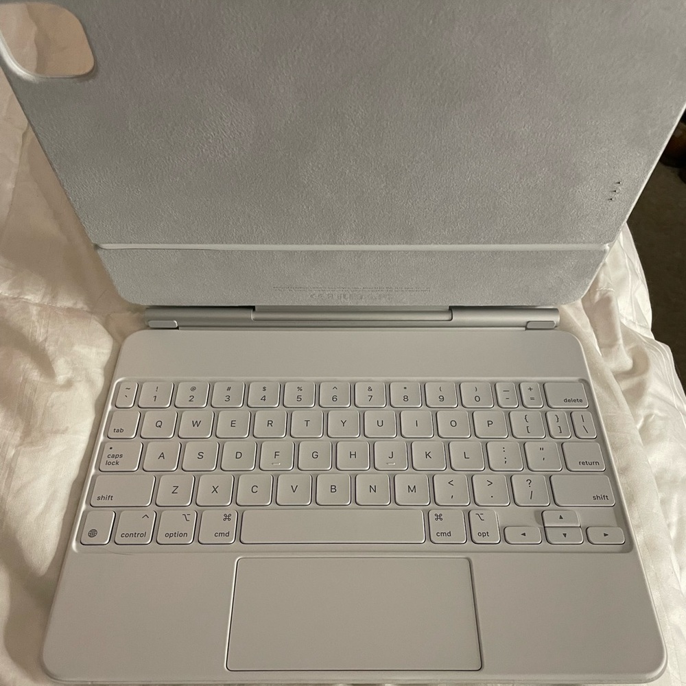 Like New Apple Magic Keyboard Case for iPad 11 Pro/iPad Air 5th Gen